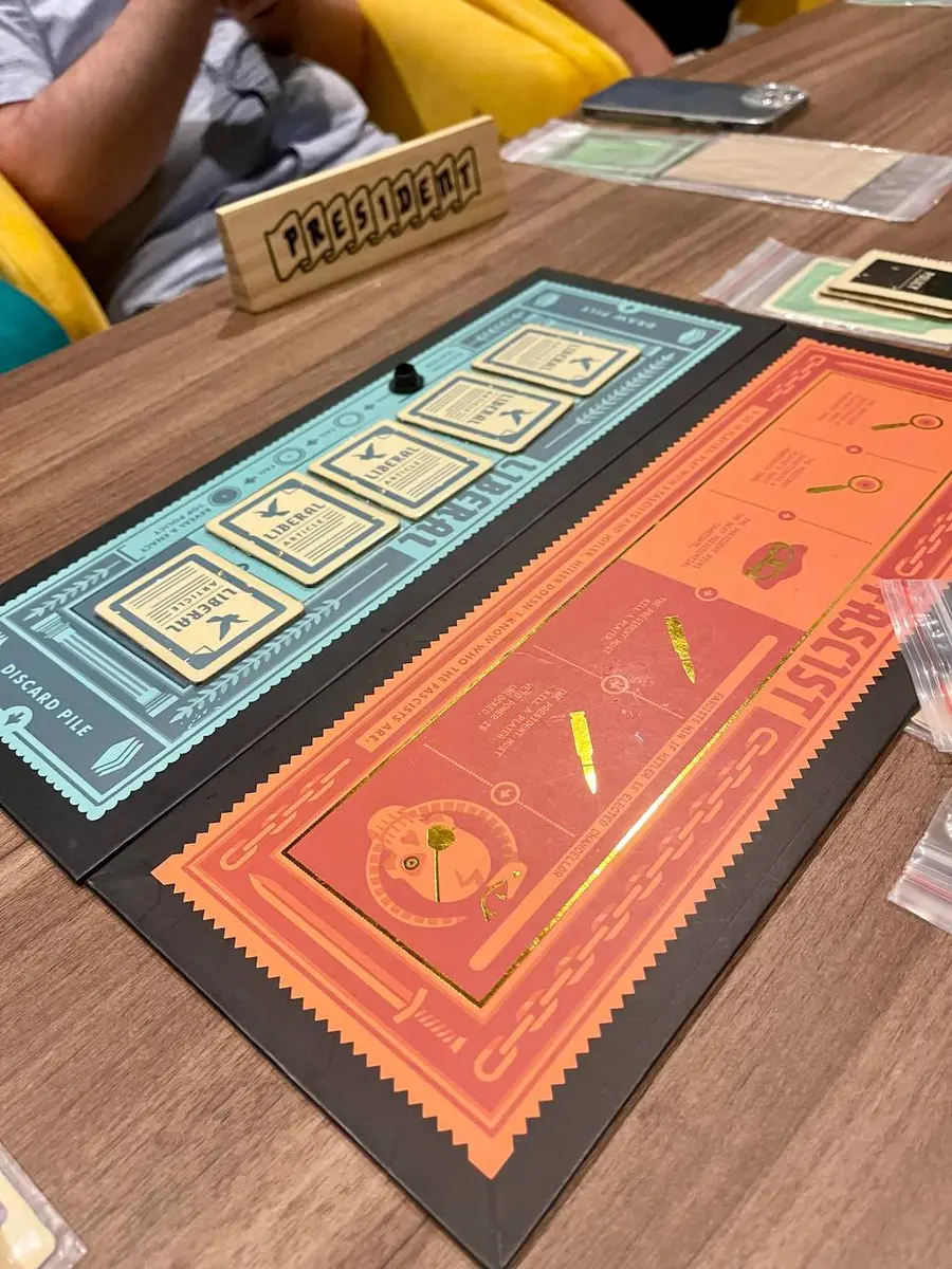 Поле Тайного Гитлера с либеральными законами на вечере клуба Party Game